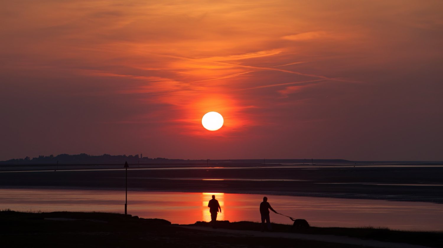 Promeneurs au coucher du soleil sur la baie de Somme