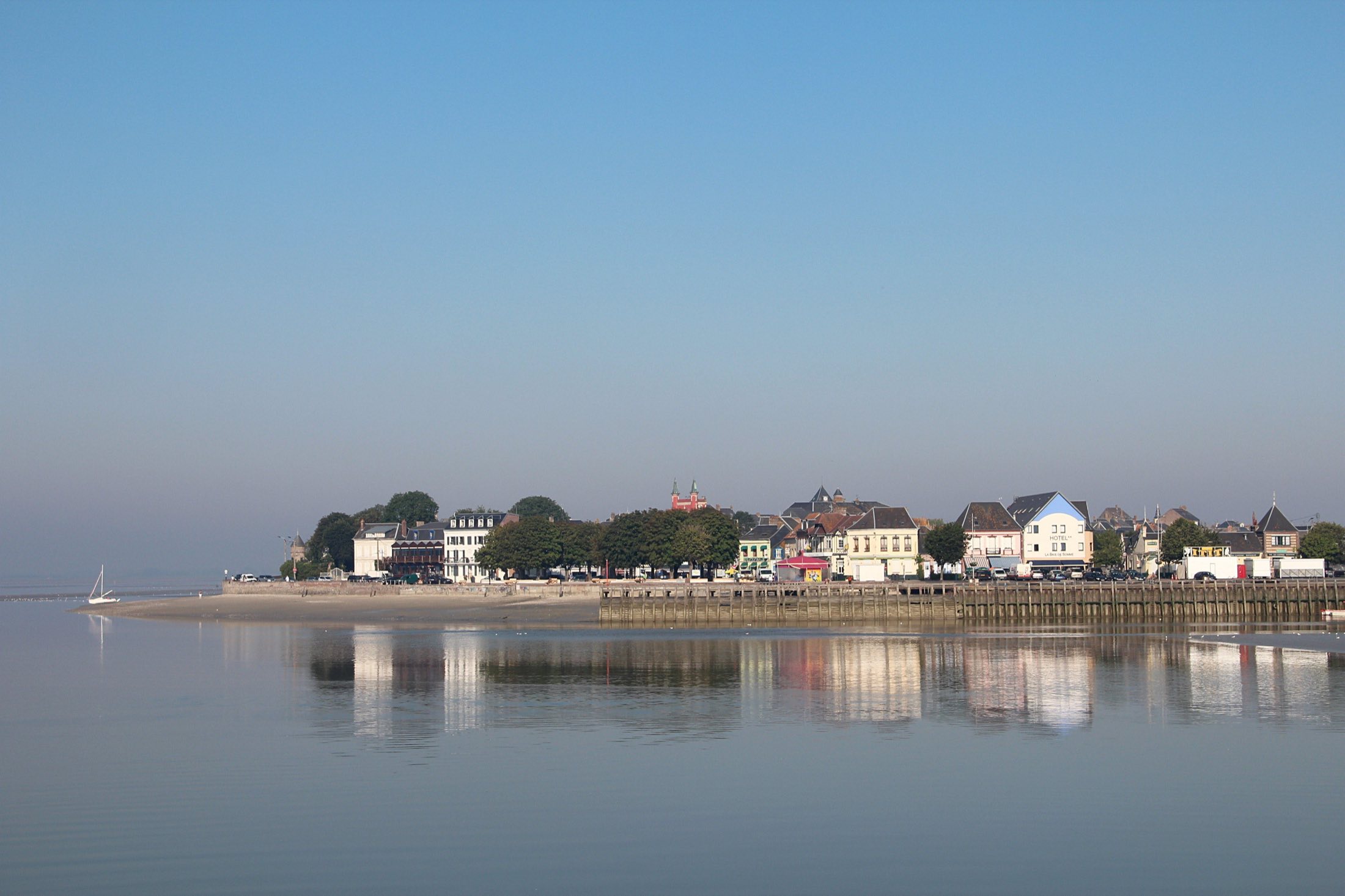 Le front de mer du Crotoy vu depuis la baie